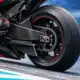 Illustrazione ravvicinata del forcellone e della ruota posteriore della Aprilia RS-GP, con l’appendice aerodinamica aggiuntiva sotto il pannello esistente.