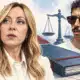 Ritratto illustrato di Giorgia Meloni accanto a un fascicolo giudiziario chiuso e senza scritte.