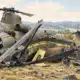 Illustrazione dei resti di un elicottero Chinook sul luogo dello schianto, in un paesaggio aperto vicino a Brčko.