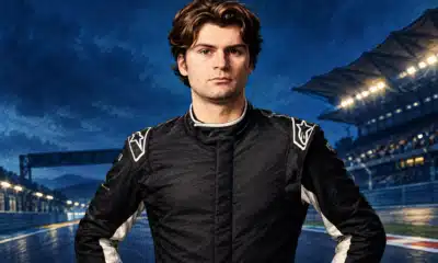 Ritratto illustrato del pilota raffigurato nella foto di riferimento, con uno sfondo blu scuro che richiama discretamente l’ambiente motoristico.