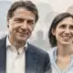 Illustrazione editoriale con i ritratti affiancati di Conte e Schlein, con Conte leggermente in primo piano.