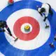 Illustrazione editoriale di una stone da curling vicino al centro della casa, con atleti e scope sul ghiaccio.