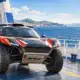 Veicolo da rally-raid generico sul ponte di un traghetto in mare, illustrazione del trasferimento del Dakar 2027 dal Portogallo al Marocco.