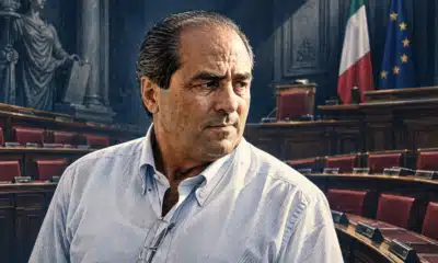 Ritratto illustrato di Antonio Di Pietro davanti a uno sfondo istituzionale che richiama un’aula parlamentare.