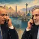 Illustrazione editoriale con due diplomatici in abito formale, separati su uno sfondo blu petrolio con richiami cromatici sobri all’Egitto e all’Iran.
