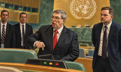 Illustrazione editoriale di un terminale di voto su un banco nell’aula dell’Assemblea generale dell’Onu.