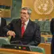 Illustrazione editoriale di un terminale di voto su un banco nell’aula dell’Assemblea generale dell’Onu.