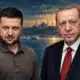 Ritratti illustrati di Erdoğan e Zelensky con il Bosforo sullo sfondo.