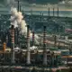 Illustrazione editoriale dello stabilimento siderurgico dell’ex Ilva di Taranto.