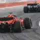 Illustrazione di una monoposto Ferrari rossa che segue una Mercedes scura in pista.
