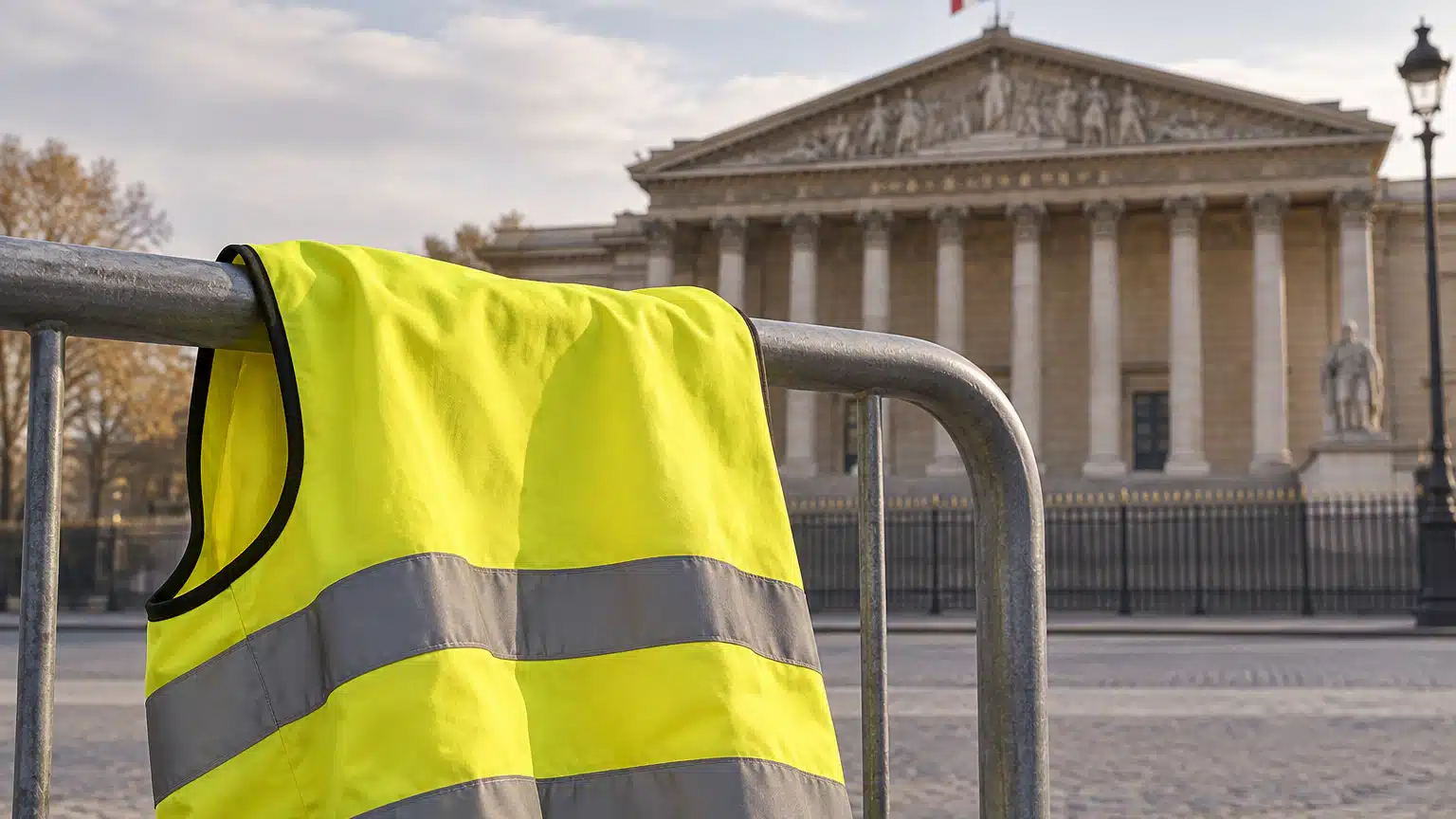 La facciata dell’Assemblea nazionale francese accanto a un gilet giallo