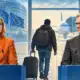 Illustrazione di una persona vista di spalle con un bagaglio davanti a un gate aeroportuale, simbolo della proposta Ue sull’assistenza di Frontex ai rimpatri tra Paesi terzi.