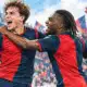 Illustrazione editoriale di due giocatori del Genoa che esultano davanti a una curva appena accennata.