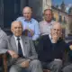 Illustrazione editoriale di un gruppo di uomini anziani seduti, ispirata alla foto di riferimento, per un articolo sul peso delle pensioni e sulle priorità di bilancio.