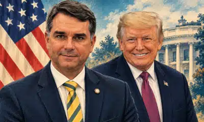 Ritratto editoriale di Flávio Bolsonaro in primo piano e Donald Trump sullo sfondo, con un richiamo discreto alla bandiera statunitense.