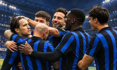 Illustrazione editoriale di un gruppo di giocatori dell’Inter raccolti in un abbraccio, con lo stadio sullo sfondo.