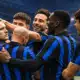 Illustrazione editoriale di un gruppo di giocatori dell’Inter raccolti in un abbraccio, con lo stadio sullo sfondo.