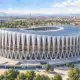 Illustrazione editoriale del progetto proposto per il nuovo stadio condiviso di Inter e Milan, con copertura curva e struttura esterna a X.