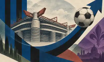 Un pallone lungo una freccia ascendente tra campiture nerazzurre e viola, con la sagoma di San Siro sullo sfondo.