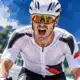 Illustrazione editoriale di un corridore UAE in primo piano accanto alla bici.