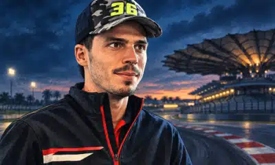 Illustrazione editoriale di un pilota ispirato alla foto di riferimento, davanti a uno sfondo essenziale che richiama il circuito di Sepang.