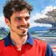 Illustrazione editoriale del pilota al centro della notizia, ritratto in primo piano con uno sfondo essenziale ispirato al circuito di Sepang.