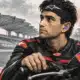 Illustrazione editoriale di un pilota motociclistico ritratto accanto ai comandi di una moto, con attenzione al polso destro.