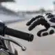 Illustrazione editoriale di Jorge Martín in tuta Aprilia accanto alla sua moto da gara