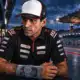 Illustrazione editoriale di Jorge Martín con il supporto al braccio destro e un accenno del circuito di Sepang sullo sfondo.