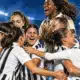 Calciatrici della Juventus Women festeggiano insieme, ispirate al gruppo nella foto di riferimento.