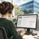 Illustrazione di un’addetta generica al lavoro a una postazione di call center con cuffie e computer.