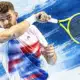 Illustrazione editoriale di un tennista in primo piano con racchetta e palla, su uno sfondo blu luminoso.