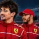 Illustrazione editoriale di Charles Leclerc in primo piano e Lewis Hamilton accanto, con una pista stilizzata sullo sfondo.