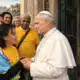 Un libro di preghiera presso la soglia socchiusa di un ingresso istituzionale, simbolo delle visite pastorali temporanee a Broadview.