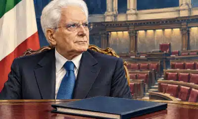 Illustrazione editoriale con il ritratto di Sergio Mattarella, un fascicolo chiuso e uno sfondo parlamentare essenziale.