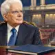 Illustrazione editoriale con il ritratto di Sergio Mattarella, un fascicolo chiuso e uno sfondo parlamentare essenziale.