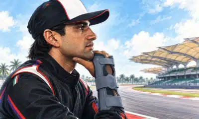 Illustrazione editoriale di un pilota ispirato alla foto di riferimento, con il tutore al polso in primo piano e un circuito appena accennato sullo sfondo.