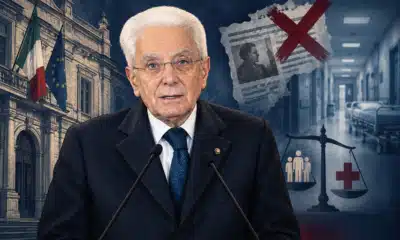 Ritratto illustrato di Mattarella con un corridoio sanitario appena accennato sullo sfondo.