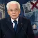 Ritratto illustrato di Mattarella con un corridoio sanitario appena accennato sullo sfondo.