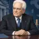 Illustrazione editoriale di Sergio Mattarella con un libretto di risparmio chiuso in primo piano.