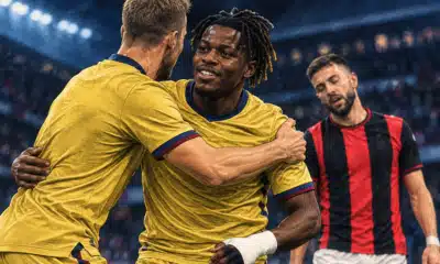 Illustrazione editoriale di un giocatore del Bologna che esulta con un compagno, mentre un avversario del Milan resta sullo sfondo.