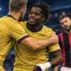 Illustrazione editoriale di un giocatore del Bologna che esulta con un compagno, mentre un avversario del Milan resta sullo sfondo.