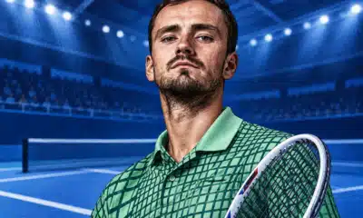 Ritratto illustrato di Daniil Medvedev con una racchetta da tennis e un campo indoor sfumato sullo sfondo.