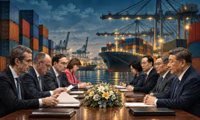 Illustrazione di un terminal portuale con container e nave da carico, simbolo degli scambi e delle catene di approvvigionamento tra Europa e Asia.
