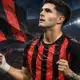 Illustrazione editoriale di Christian Pulisic in maglia rossonera, con lo stadio sullo sfondo.