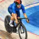 Illustrazione editoriale di una ciclista in tenuta blu che pedala sulla pista, per raccontare l’argento di Claudia Cretti nel chilometro C5 ai Mondiali di paraciclismo.