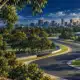 Illustrazione di una curva del circuito MotoGP proposto tra gli alberi degli Adelaide Park Lands.