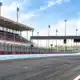 Illustrazione del circuito di Lusail vuoto, con la pista in primo piano e le tribune sullo sfondo.