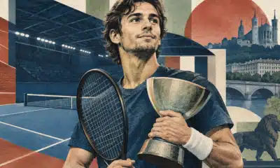 Ritratto illustrato di Musetti con racchetta, coppa simbolica e campo indoor sullo sfondo