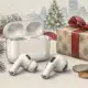 Auricolari wireless accanto a una confezione regalo e a poche monete, in un’illustrazione editoriale.